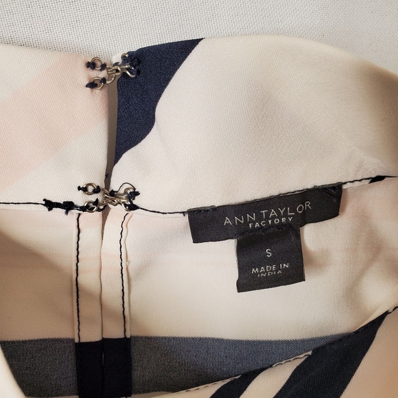 Ann Taylor Factory Mock Neck Sleeveless Stripe Top - Picture 4 of 6